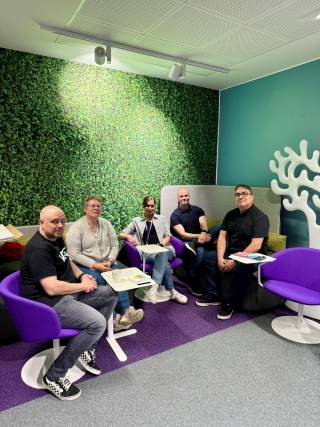 Työpajasarjan suunnittelijat Jari-Juhani Helakorpi (vas.), Tarja Kansanen, Marjo Tienari, Jussi Taala sekä Vesa Huotari.