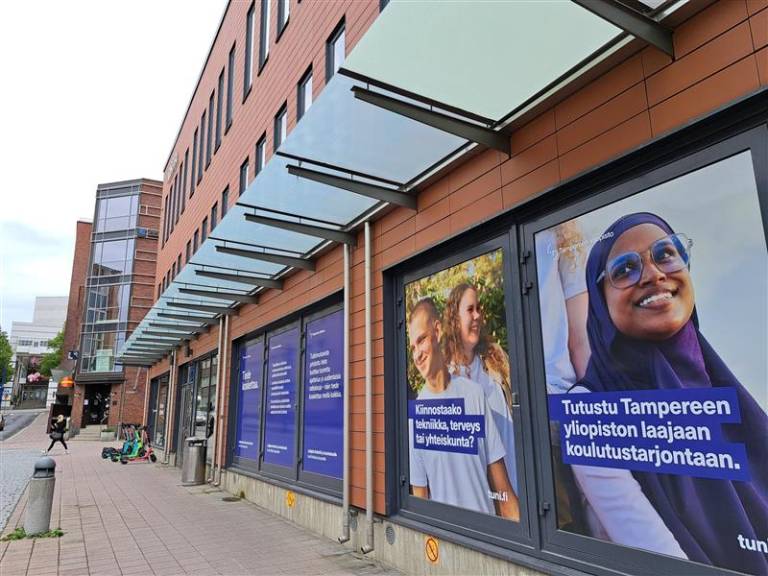 Kuvassa Tampereen yliopiston Virta-rakennuksen julkisivu.