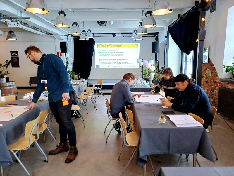 Bistro Viljan henkilökunta pohtii yhdessä teeman aiheita.