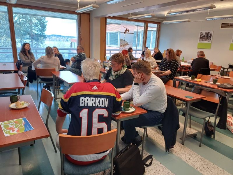 Campusravitan ideointituokiossa keskusteltiin ja tehtiin muistiinpanoja useissa tiimeissä. 