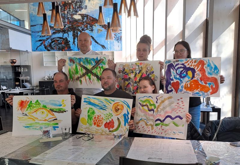 Ravintola Göstan taidekollaasi kuvaa työyhteisön ajatuksia yrityksen hyvin toimivista asioista ja kehittämistarpeista. 