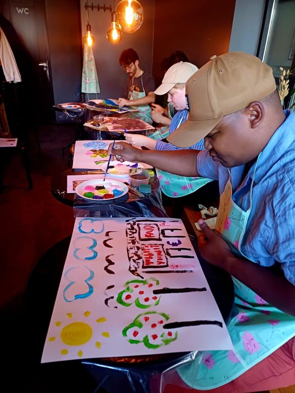 Kajon taiteilijat ravintolatiimin hanketyöpajassa. 