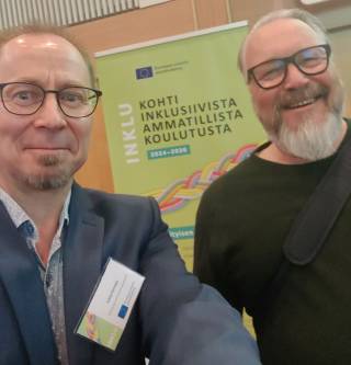 Jukka Kemppi tapasi seminaarissa oman ammatillisen erityisopettajansa Simo Uusinokan Hämeen ammattikorkeakoulusta. 