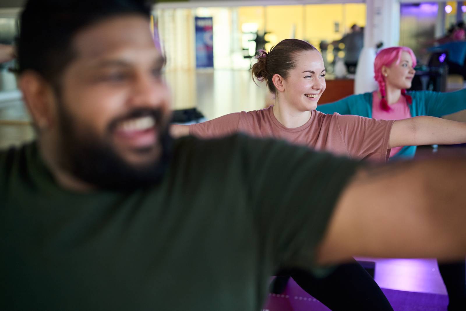 Opiskelijoita joogaa.