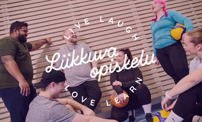 Iloinen opiskelijaryhmä palloilusalissa