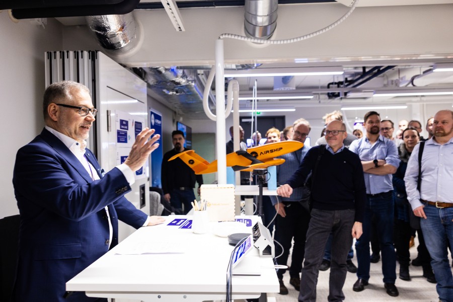 Kuva avajaisista, rehtorin puhe.