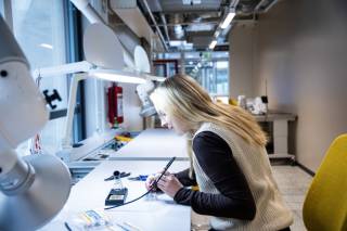 Yleiskuva elektroniikkatyöpöydän pisteeltä.