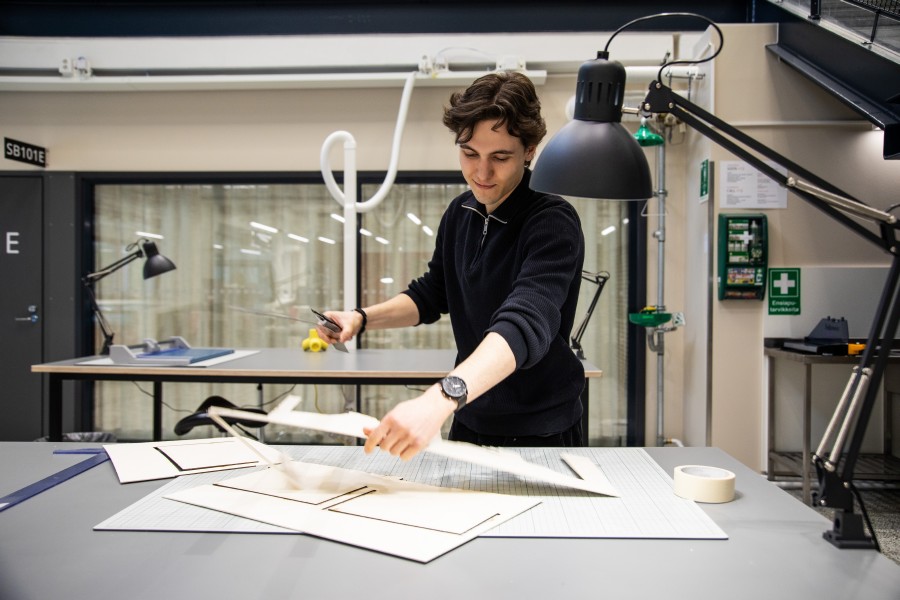 Työskentelyä FabLabin pöytien ääressä.