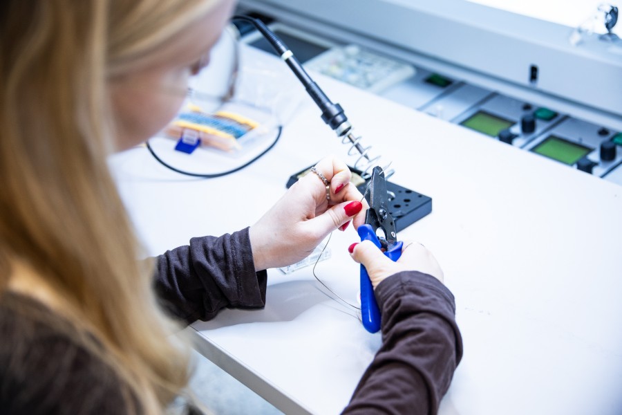 Lähikuva elektroniikkatyöpöydällä työskentelystä