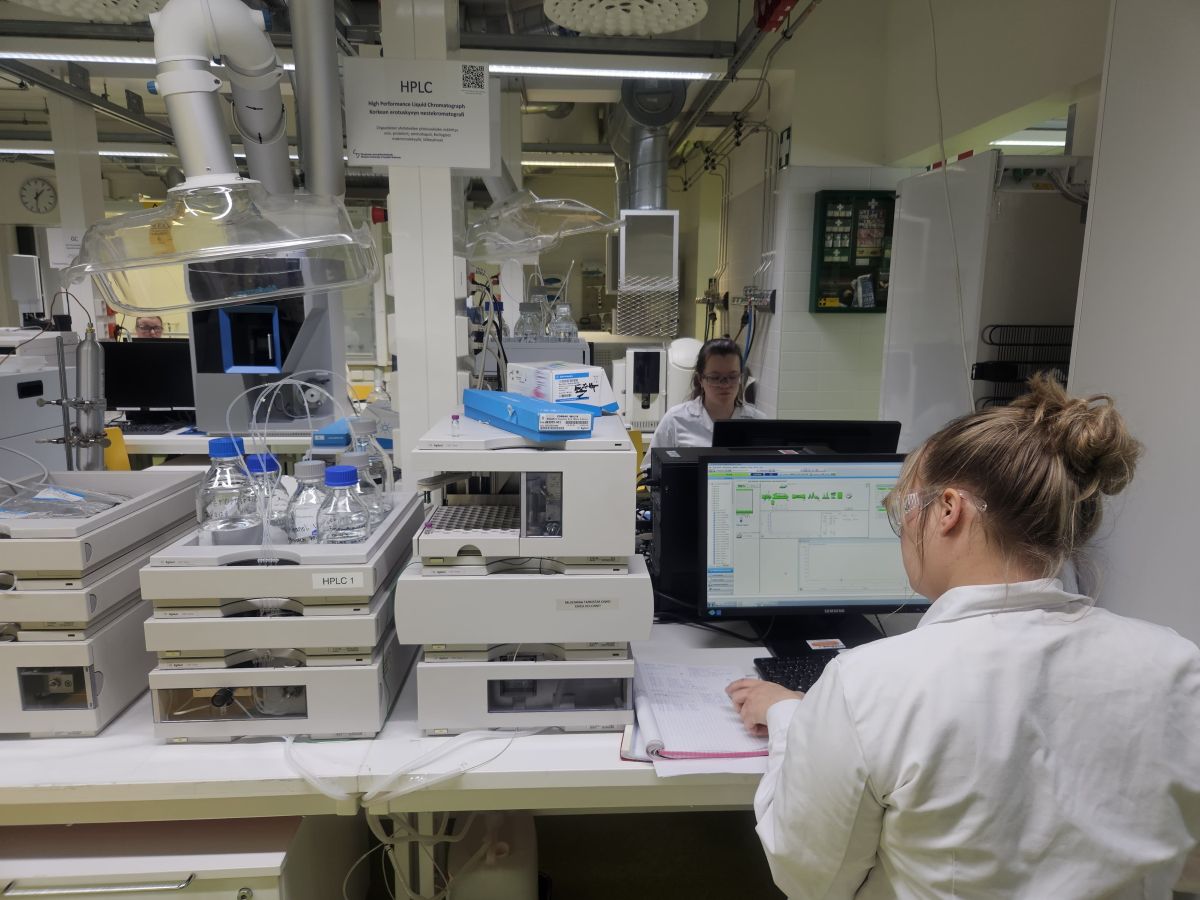 Students working with HPLC instruments.