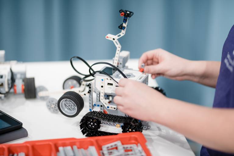 valokuva, lähikuva lego ev3-robotista.