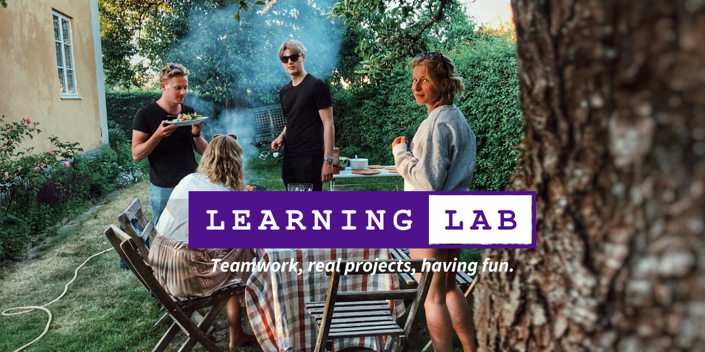 Kuvassa neljä ihmistä puutarhassa. Kuvan päällä logo, jossa lukee Learning Lab. Teamwork, real projects, having fun.