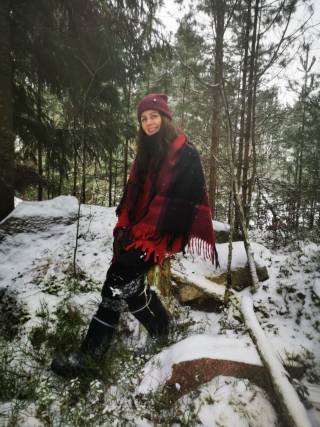 Anniina Konttinen talvisessa metsässä. Kuva: Tuula Weidmann/Willow Ranch Finland Oy