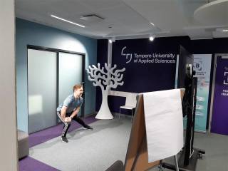 Opiskelija Jerry ohjaa jumppaa etänä Sote Virtual Labista