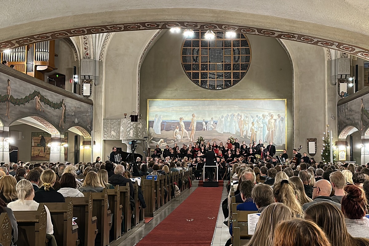 TAMK Music orchetstra in front of the altar and concert crowd sitting in Tampere Cathedral on 30 November 2022.