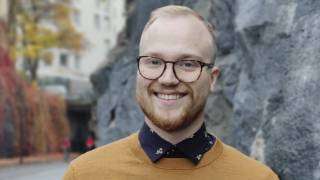 Aleksi Niemi, Tampereen ylioppilaskunnan puheenjohtaja vuonna 2022, katsoo hymyillen kameraan. 