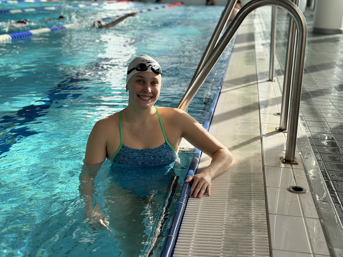 Parauimari Jenna Rajahalme uima-altaassa. 