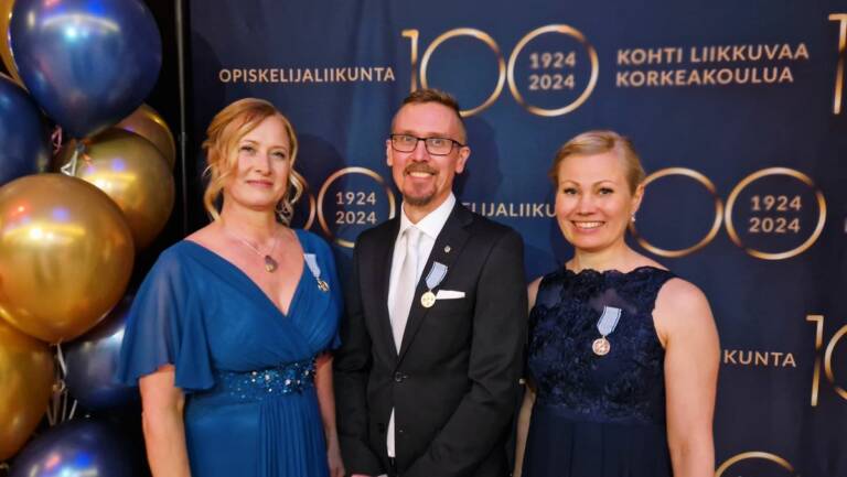 Kirsi Mänty, Markku Tamminen ja Sini Niskala saivat ansiomitalit 13.4.2024.