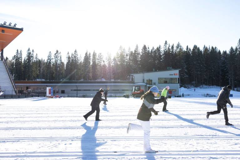 Hiihtoa laduilla yhdellä suksella.